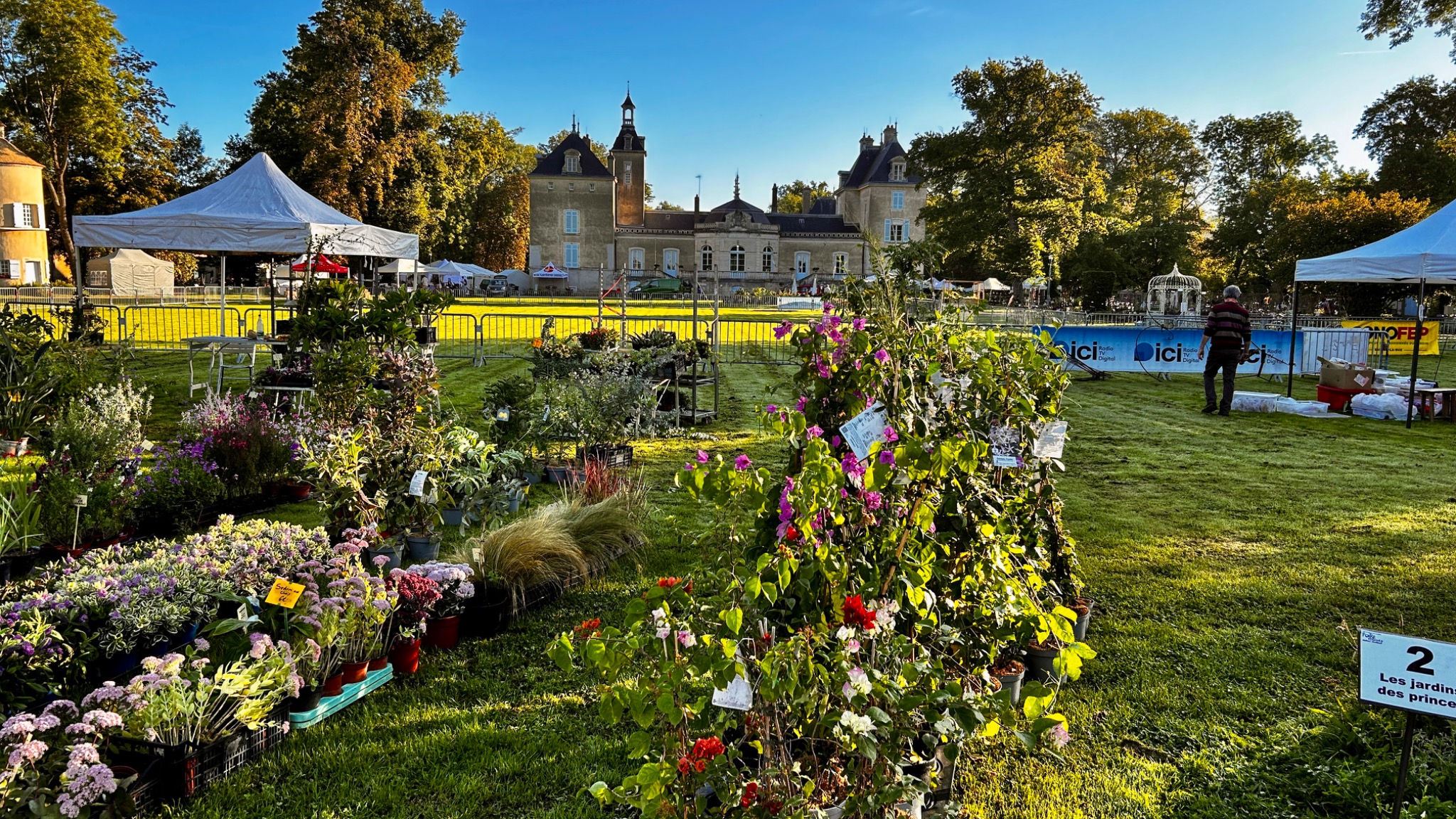 Stands de plantes devant le Château de La Loyère