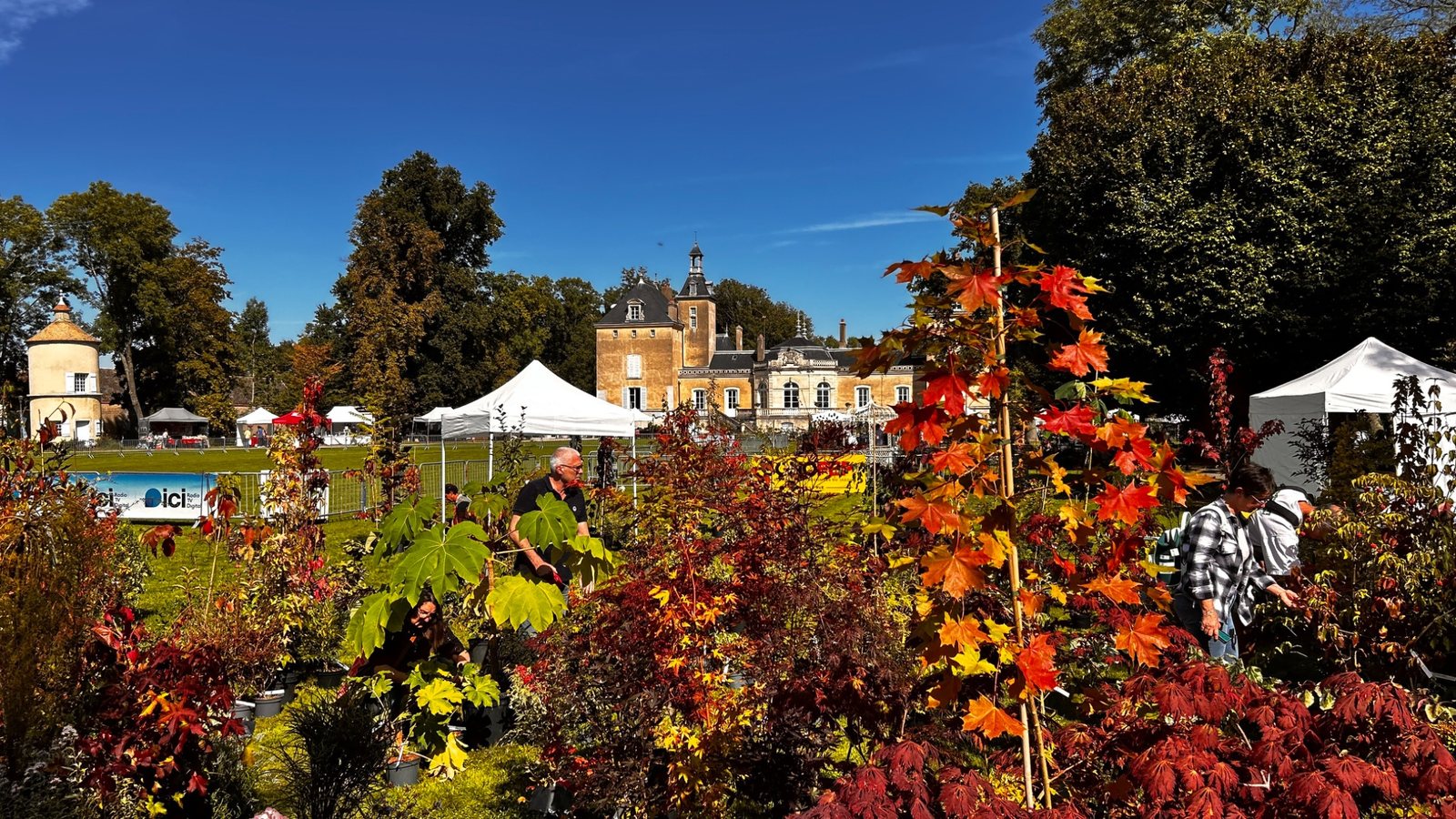Couleurs d'automne devant le Château de La Loyère