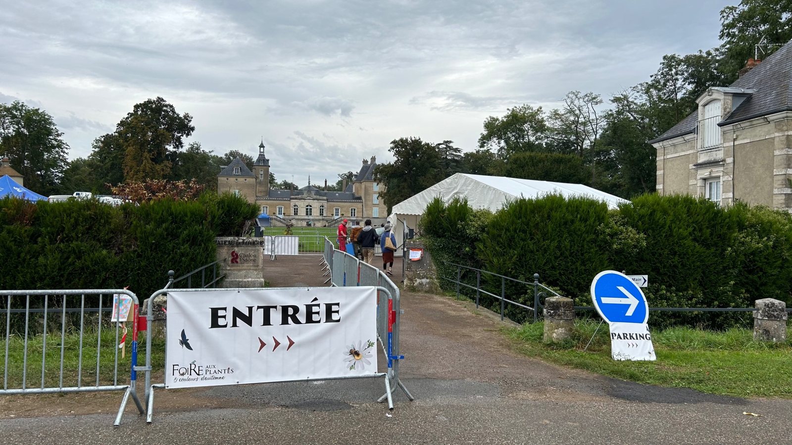 Entrée de la Foire aux Plantes au Château de La Loyère