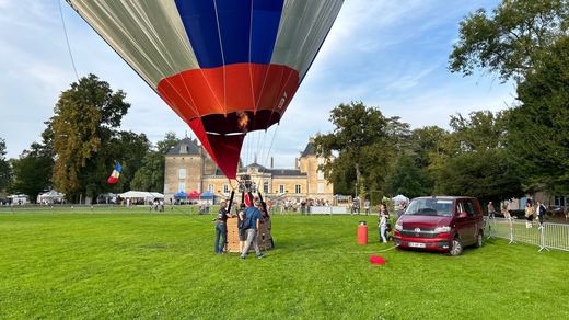 Montgolfière devant le château
