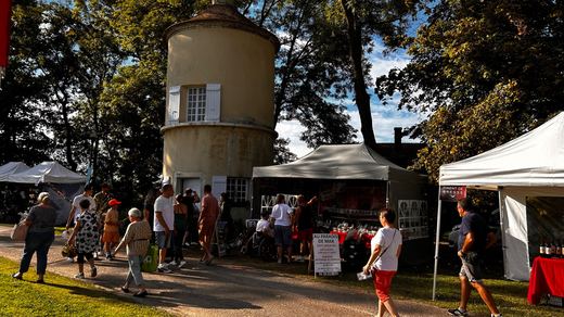 Visiteurs près du pigeonnier